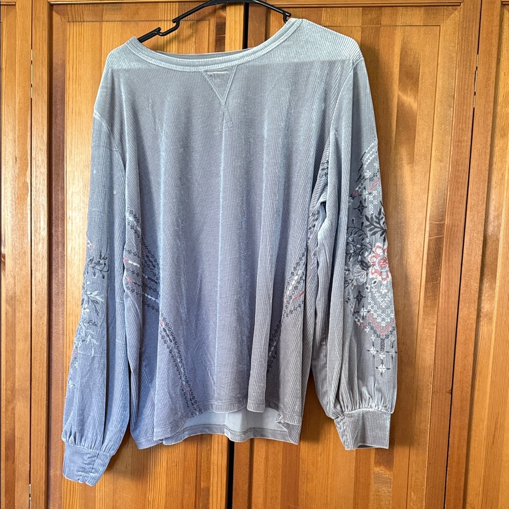 Women's Gray Floral Long Sleeve Top